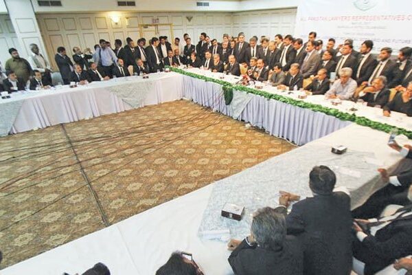ججز کے خلاف ریفرنس کے معاملے پر وکلاء دو دھڑوں میں تقسیم