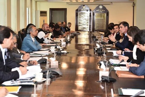 بجٹ اور ممکنہ وکلا تحریک پر غور کیلئے بنی گالہ میں الگ الگ اجلاس طلب
