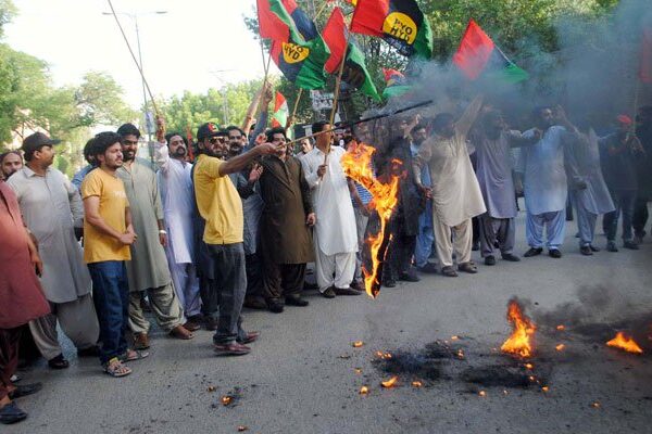 سابق صدر آصف زرداری کی گرفتاری کیخلاف مختلف شہروں میں احتجاج، توڑ پھوڑ