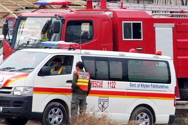 ساہیوال میں گاڑی میں آگ لگنے سے 2 اور بھکر میں ٹریفک حادثے میں 5 افراد جاں بحق