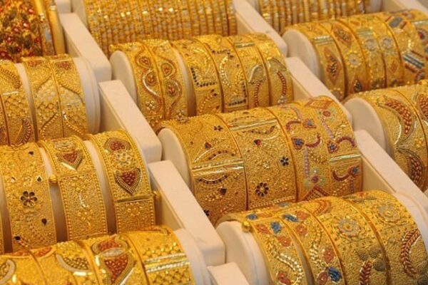 اسٹاک ایکسچینج میں مندی، ڈالر اور سونے کی قیمت میں بھی اضافہ