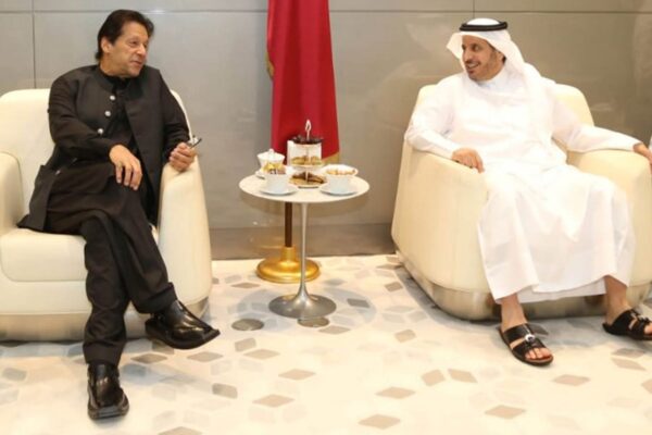 وطن واپسی کے دوران وزیراعظم عمران خان کی دوحا میں قطری ہم منصب سے ملاقات