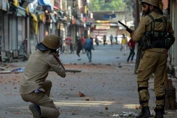 وادی میں مزید 10 ہزار فوجیوں کی تعیناتی، مقبوضہ کشمیر میں دفعہ 35 اے ختم کرنیکی تیاریاں