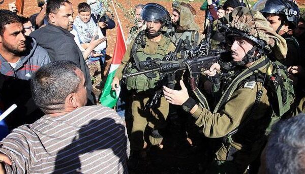 اسرائیلی فوجیوں نے نہتے فلسطینیوں پر گولی چلا دی، 98 زخمی