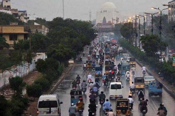 کراچی کے مختلف علاقوں میں بارش سے موسم خوشگوار