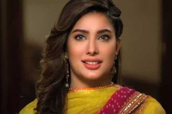 مہوش حیات نے تیزی سے وائرل ہونیوالا ’بوتل کیپ چیلنج‘ قبول کر لیا