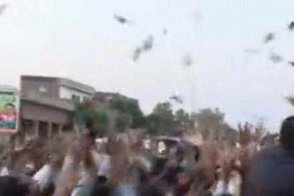 گوجرانوالہ میں پی ٹی آئی رہنما کے استقبال کیلئے ڈالرز، یورو اور ریال کی برسات