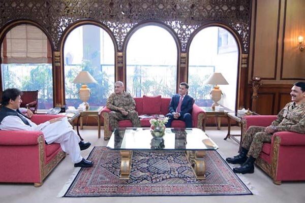 وزیراعظم عمران خان سے آرمی چیف جنرل قمر جاوید باجوہ کی ملاقات