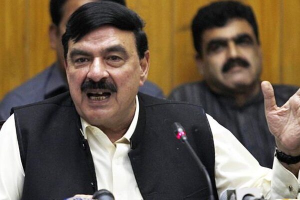 شیخ رشید نے اکبر ایکسپریس کے حادثے کو انسانی غفلت کا نتیجہ قرار دیدیا