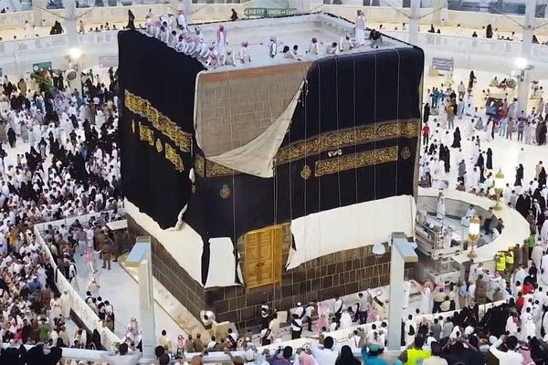 مکہ مکرمہ میں غلاف کعبہ کی تبدیلی کی روح پرور تقریب
