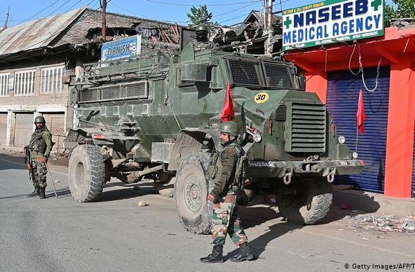 کشمیر: مودی حکومت کا فیصلہ سپریم کورٹ میں چیلنج کر دیا گیا