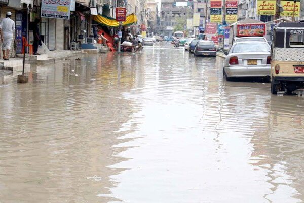 کراچی میں طوفانی بارش، سڑکیں تالاب کا منظر پیش کرنے لگیں، حادثات میں 8 افراد جاں بحق