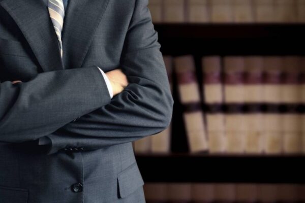 نوجوان وکلاء کے لئے ایک بڑی رکاوٹ