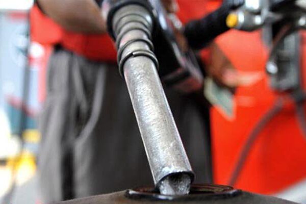 حکومت نے پٹرولیم بم گرا دیا، پٹرول 5 روپے 15 پیسے فی لٹر مہنگا