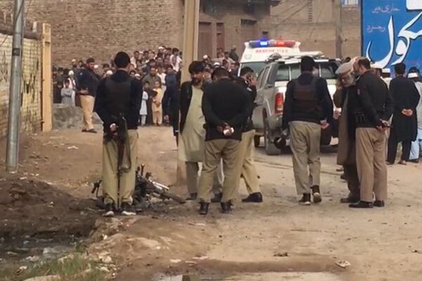 دیربالا: گاڑی کے قریب ریمورٹ کنٹرول بم دھماکے میں 5 افراد جاں بحق