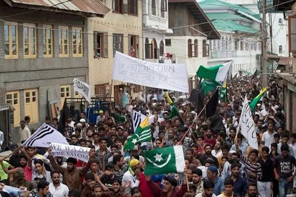 مقبوضہ کشمیر: ہزاروں افراد کرفیو توڑ کر بھارت کے خلاف سڑکوں پر نکل آئے