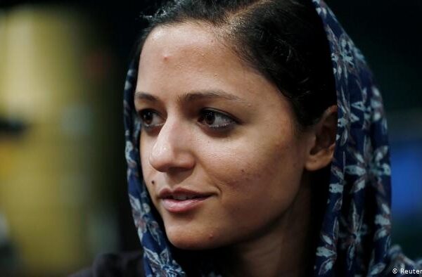 مودی کے حامی ایک کشمیری لڑکی پر برہم کیوں؟