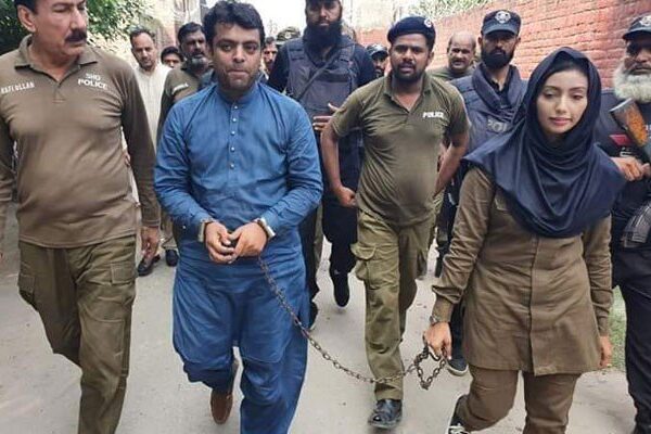 تھپڑ کھانے والی خاتون کانسٹیبل وکیل کو ہتھکڑی لگا کر عدالت لے آئی