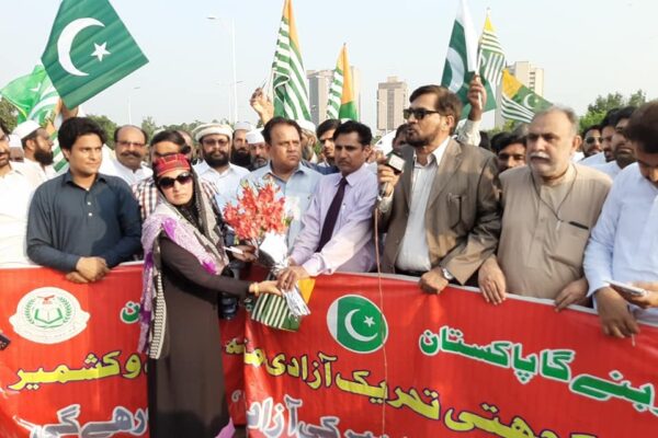پاکستان کے بائیس کروڑ عوام کشمیری بھائیوں کے ساتھ کھڑے ہیں جن میں چار کروڑ گجر بھی ہیں۔ انجینئر افتخار چودھری