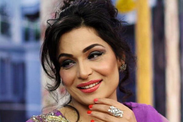 دبئی میں پاکستانی فلم اسٹار میرا کا کامیاب آپریشن