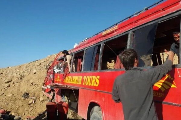 دیامر میں مسافر کوچ پہاڑ سے ٹکرا گئی، 26 افراد جاں بحق