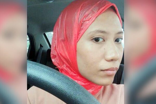 بارش میں پلاسٹک کی تھیلی کا اسکارف پہننے والی خاتون کی تصویر وائرل