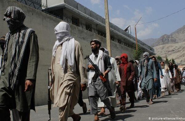 ہفتے کے روز گھروں میں ہی رہیں  طالبان کی دھمکی