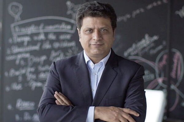 ملک کی خدمت کرنے والا، بیرون ملک ہیرو اور اپنے وطن میں ولن