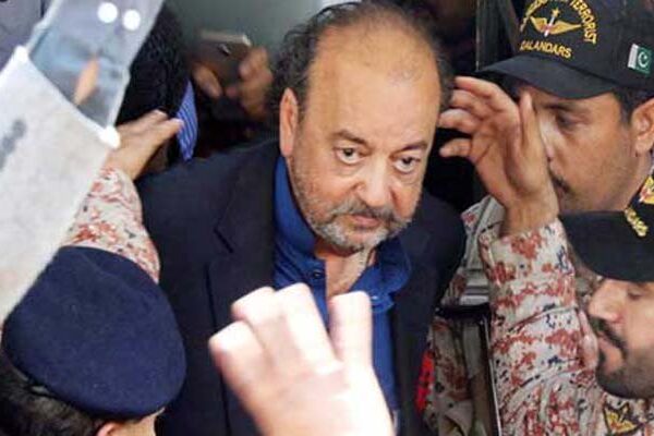 آغا سراج کی بیوی، بیٹیوں اور بیٹے کے ناقابل ضمانت وارنٹ گرفتاری جاری