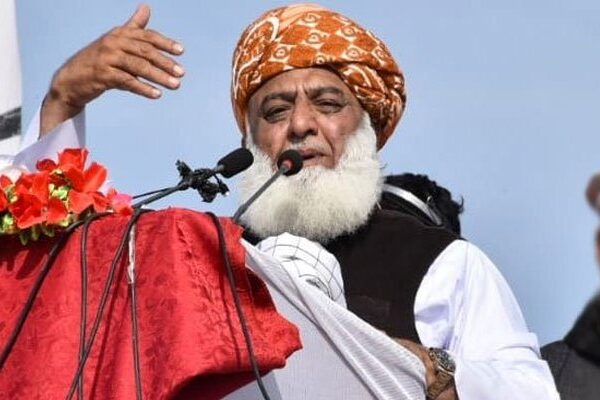 مدارس کو کسی کے رحم و کرم پر نہیں چھوڑ سکتے: مولانا فضل الرحمان