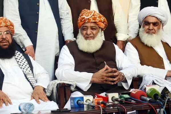 وزیراعظم اور کابینہ کو گھر بھجوائیں گے: فضل الرحمان کا اعلان