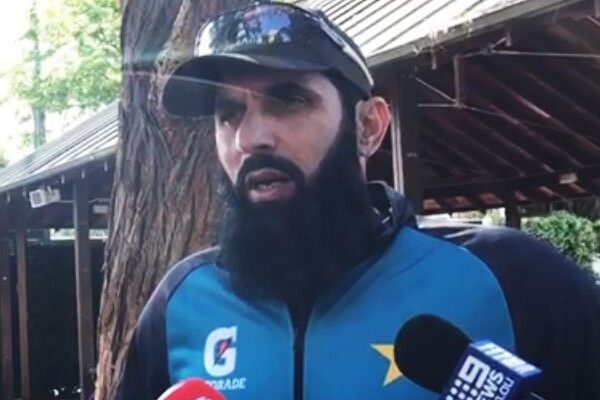 بابر اعظم پرفارمنس برقرار رکھے گا تو اسے کپتانی میں فائدہ ہو گا، مصباح