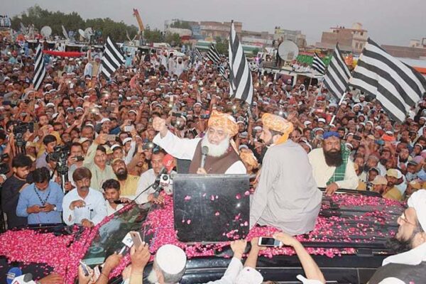 کر غور اپنے انداز ِبیاں پر