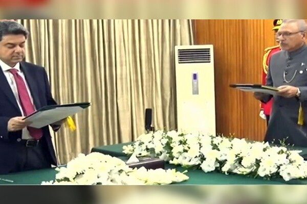 استعفے کے تین روز بعد فروغ نسیم پھر وزیر قانون بن گئے