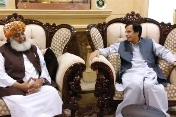 مذاکراتی کمیٹی نے پرویز الہی کو فضل الرحمان سے بات چیت کا مکمل اختیار دے دیا