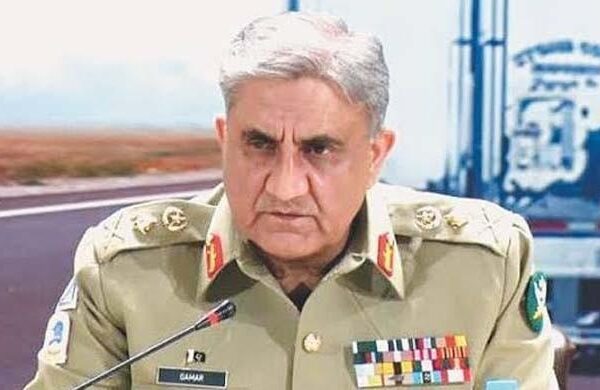 سپریم کورٹ نے آرمی چیف کی مدت ملازمت میں توسیع کا نوٹی فکیشن معطل کر دیا