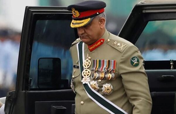 سپریم کورٹ نے آرمی چیف کی مدت ملازمت میں 6 ماہ کی مشروط توسیع دے دی