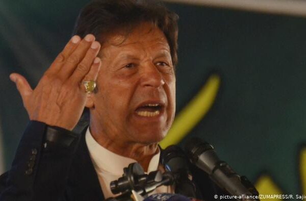 عمران کی وجہ سے فوج بدنام ہو رہی ہے