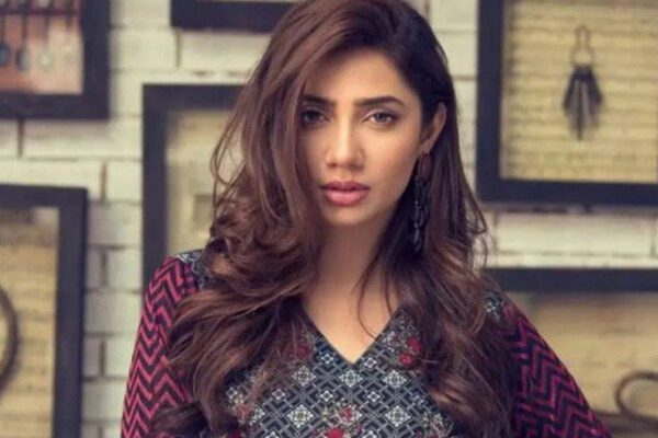 ماہرہ خان کی تصویر نے سوشل میڈیا پر بحث چھیڑ دی