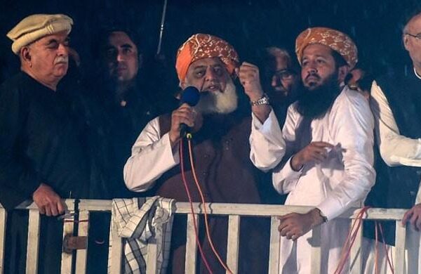 دو دن کی مہلت دیتے ہیں، وزیراعظم مستعفی ہو جائیں: مولانا فضل الرحمان