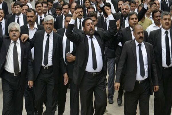 مشرف کیس و آرمی چیف توسیع معاملہ، وکلا کا آج ہڑتال کا اعلان