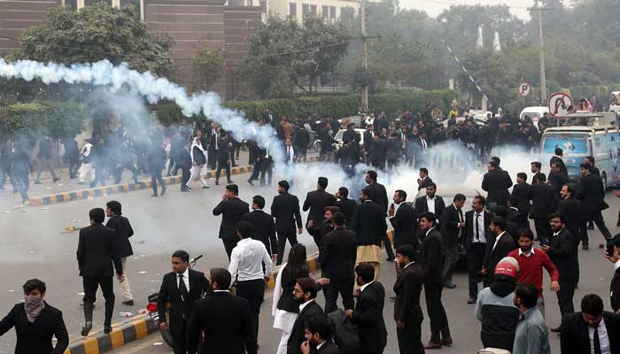 Lawyers Attack PIC In Lahore