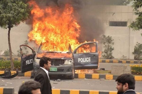 پی آئی سی واقعہ؛ پولیس کا وکلا کو روکنے کی کوشش ہی نہ کرنے کا انکشاف