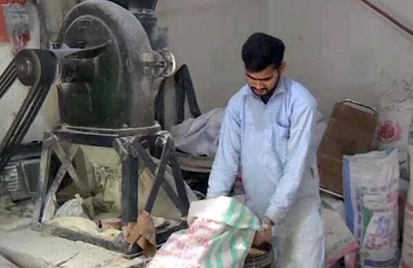 آٹا بحران: لاہور میں آٹے کی چکیاں بند کرنے کا اعلان