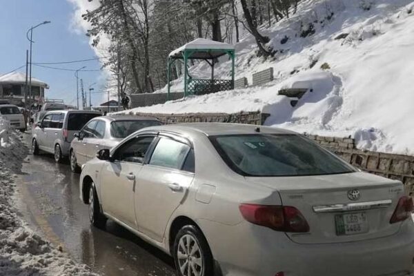 مختلف شہروں میں بارش، برفباری جاری، رابطہ سڑکیں بند، 2 افراد جاں بحق