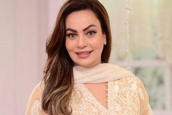 سعدیہ امام نے شوبز انڈسٹری چھوڑنے کی تردید کر دی