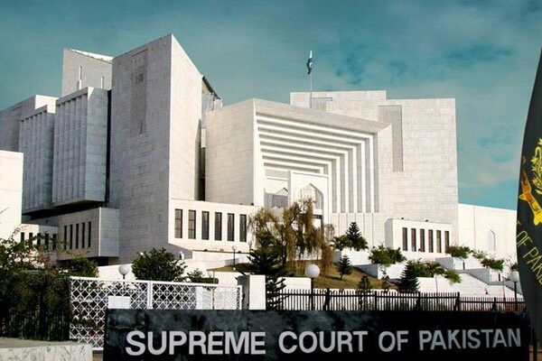 آرمی چیف کی مدت ملازمت میں توسیع کا معاملہ: حکومت نے حکم امتناع مانگ لیا