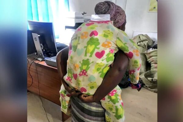 خاتون کی نقلی بچے کے ذریعے اسمگلنگ کی کوشش ناکام