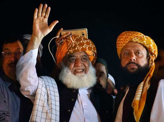 مولانا سر پر کفن باندھ کر نکلیں گے تو مقاصد حاصل ہوں گے ورنہ ..؟؟