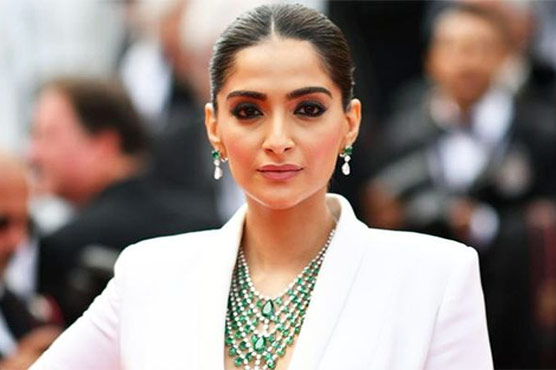 سونم کپور نے آر ایس ایس کے چیف کو بیوقوف قرار دے دیا